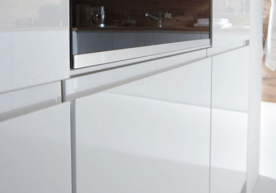 J-pull handleless kitchen door showing the routed finger groove along the top edge of the door front