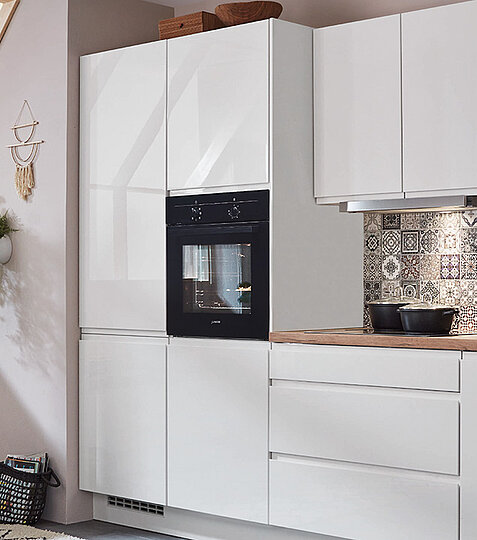 J-pull handleless kitchen showing the routed groove in the door edge as the grip mechanism