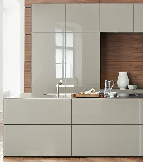 Push-to-open kitchen with completely flat door fronts and no visible hardware of any kind