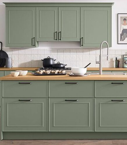 Skinny Shaker kitchen showing narrow frame profile with larger recessed centre panel in a contemporary layout