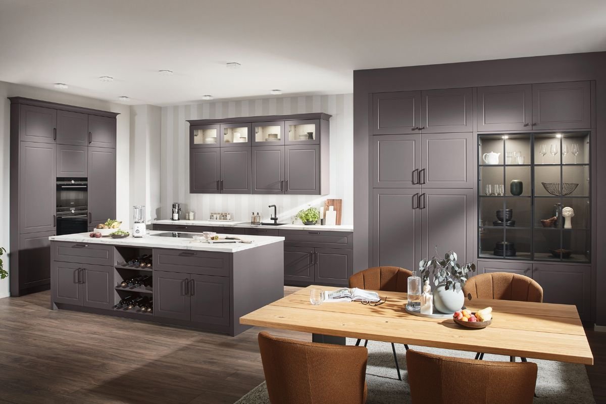 Ballerina Shaker kitchen in a contemporary open-plan UK home showing painted doors with slim handles and integrated appliances